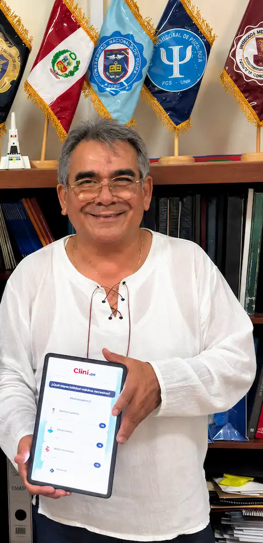 Doctor mostrando Clini en una tablet durante la alianza con la Facultad de Medicina de la Universidad Nacional de Piura