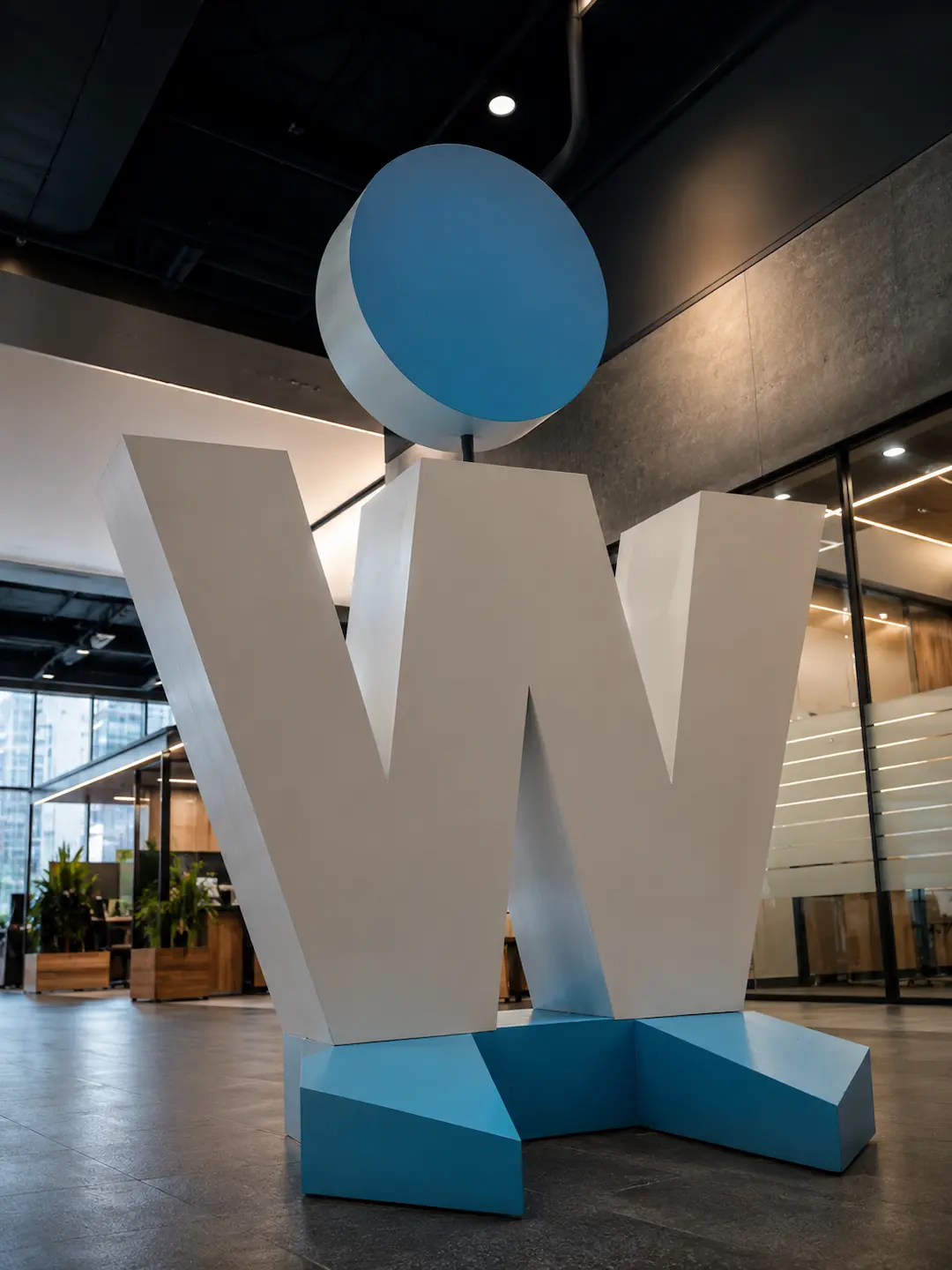Escultura del logo W de WAI Technology